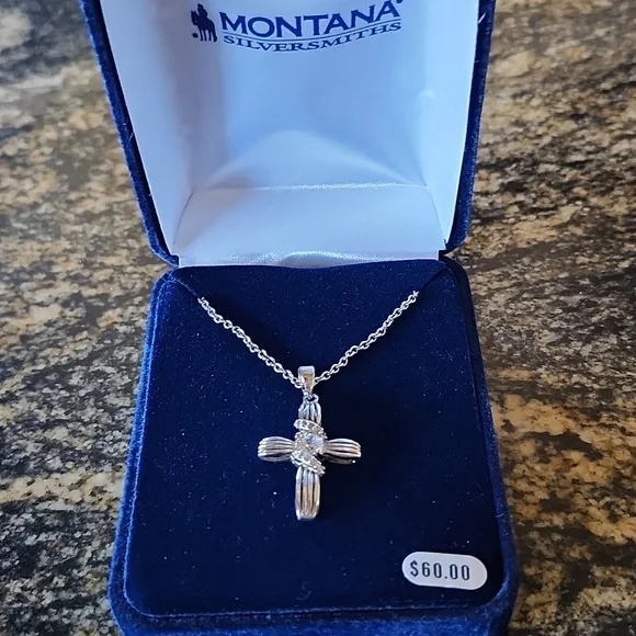 Beautiful Cross Necklace - NWT - Picture 1 of 3